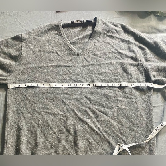 Classic V-Neck 100% Cashmere Sweater in Charcoal Gray - Picture 5 of 6